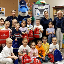 Policjanci odwiedzją koronowskie szkoły. Towarzyszą im Polfinek i Blikuś