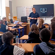 Policjantka rozmawiała z uczniami o hejcie i odpowiedzialności w sieci