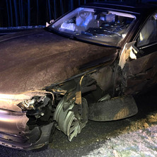 Kierujący bmw zderzył się z ciężarówką. Interweniowały służby