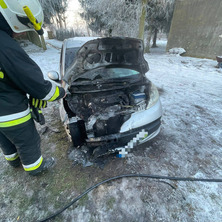Pożar samochodu osobowego. Strażacy przystąpili do akcji gaśniczej